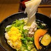 美味彩膳 - 黒酢冷麺【単品】(税込1,170円)
稲庭うどんより少し太いコシの無いうどん、和風出汁を掛けて頂きます
トッピングは茹で豚肉2枚、素揚げ南瓜、素揚げ茄子、おくら、若布、錦糸玉子、水菜？といったところ