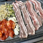 韓国料理 ソウル - 鉄板に 綺麗に 並べられて 登場！