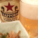 Kajiya Bunzou - サッポロ赤星 中瓶550円。
                        ふう〜、お疲れ様。
                        このラガーがうまいんだよね。
