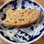 お料理 あなぐち - 佐渡産小麦のパン。香ばしくて食感も良い