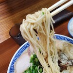 純とんこつ無双 - のど越しがいいストレート麺　リフトアップ①