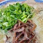 純とんこつ無双 - 拡大写真②　ネギが多いと幸せな気分になります。