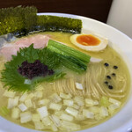 メヂカそば 吟魚 - キレイ過ぎる…
                                
                                まるで、この木なんの木がど真ん中にそびえる、
                                芝生刈りたての昭和記念公園のよう♪
                                
                                右側の黒い粒は、
                                店長さんが「味変にどうぞ〜」とパラパラ入れてくれた
                                生胡椒の黒い粒でーす。