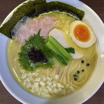 メヂカそば 吟魚 - 上からのぞき込みます。
                                スープの表面はうっすらと鶏の脂が覆っていて、
                                温度がしっかりキープされています。
                                
                                麺線も綺麗だわ〜(´✪ω✪｀)