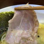 メヂカそば 吟魚 - 鶏むね肉はぷくっとふっくらしっとり、
      この豚ロースはしゃぶしゃぶ用かと思うほどに
      薄くスライスされていて、
      コチラもしっとり〜♪