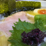 メヂカそば 吟魚 - まずはスープを一口。ズズッ…
                                おぉ！(`･ω･ ；)!!
                                なんて滑らかなんだろう。
                                飛騨地鶏の旨みが舌の上にブワッと広がり、
                                そこから旨みが舌の中に深く深〜く沈んでいきます。