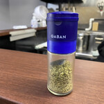 メヂカそば 吟魚 - 「かなり印象が変わってしまうので、良かったら
      食べ終わる直前に入れてみてください。」と、
      山椒を出してくれました。
      
      さっきの生胡椒の華やかさとは全く違い、
      ピリリと軽いシビレで引き締まりますね！