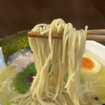 メヂカそば 吟魚 - 細いストレート麺はパツパツで
      歯ごたえがあってとっても美味しいです。
      
      大葉の上に乗っかってる赤紫蘇と一緒に食べてみると、
      紫蘇の香りと塩味がプラスされて
      相性もいいですね(*^^*)