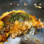Okonomiyaki Matsuura - 口に入る大きさにカットしながら食べます