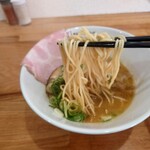 近江熟成醤油ラーメン 十二分屋 - 麺も鳥居塾長の看板が掲げてあるだけに
もちっと感と歯切れのプチっと感の
バランスが良いよねえ～❕
期待を裏切らない。