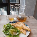 Cafe Skoll - シャインマスカットとホットサンド