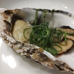 OYSTERS,INC. - お通し・燻製牡蠣