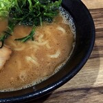 横浜家系ラーメン まる金 石川家 - トロみがあってコクのあるスープ。
