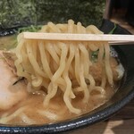 横浜家系ラーメン まる金 石川家 - 麺は加水高めでツルシコ食感。