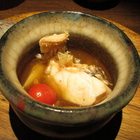 yokoyama - 甘鯛のウロコ揚げ ホワイトアスパラとスッポンの出汁 発酵黄ビーツ 酸辣湯