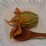 すずめのお宿 - 揚げ物(ズッキーニの花にカボチャを詰めたもの)