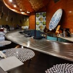 ステーキハウス 優味 - カウンター席。鉄板ピカピカ！