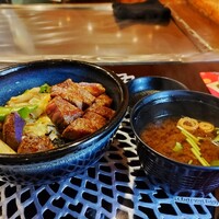 ステーキハウス 優味 - ステーキ丼、味噌汁