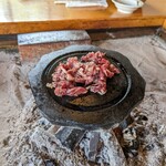 山見茶屋 - 馬肉を焼いていく。