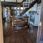 山見茶屋 - 店内。広いけど、なんだか懐かしい。