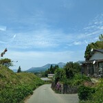 山見茶屋 - お店に通ずる道。