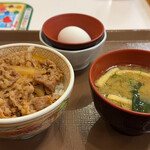 すき家 - 牛丼ミニ 350円。たまごセット 140円。