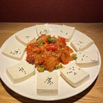 Kankokuryouri En - 豆腐キムチ　豆腐と豚キムチをご一緒に。韓国の定番おつまみ