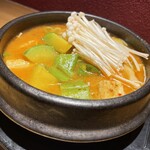 Kankokuryouri En - 味噌チゲ　魚介、豆腐、野菜を韓国味噌で煮込んだスープ。