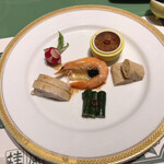 Pekin Ryouri Keiran - ・前菜「きうりの甘酢漬け」「若鷄の水煮」「海老の冷菜」「その他冷菜」。「その他冷菜」は、中華クラゲの酢の物、湯葉、ラディッシュの中華ソース和へです。