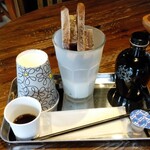 COZY COFFEE - 左奥の紙コップに残った珈琲氷を入れてお持ち帰りできます。