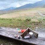 東電小屋 - 前のベンチで景色を見ながら珈琲も沸かせます