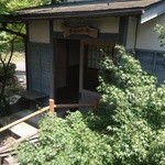 創作川魚料理　料亭 龍泉荘 - 窓から見た別邸