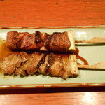 Diner とよ福 - 串三本目四本目はタレで　（上）レバー、（下）ほっぺた