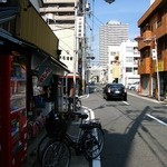みきや - 裏手が小学校