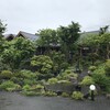Yakiniku Karin - 手入れされた庭に囲まれています。