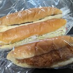 まるき製パン所 - 手前からフィッシュバーガー、ハムロール、あんバターサンド