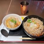 蕎麦由々 金王庵 - 蕎麦と丼もの選べるお昼のセット　1100円　+　そばの大盛り　150円