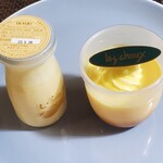 レ・シュー 西鎌倉本店 - 左;メープルプリン
                                メープルシロップが一体となった柔らかプリン
                                右;にしかまプリン
                                一大ブームになった火付け役、プリンの概念が変わった飲めるプリン、器の形もあのカーブじゃなければスプーンで掬えない？