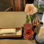 ポーズカフェ - 卓上小物　店内には沢山のバラが飾ってありました！