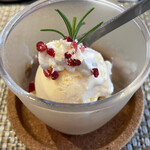 ポーズカフェ - ローズマリーのアイス　一番下はグラノーラの様なカリカリが敷いてありました。一緒に食べると美味しい♡