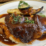 ポーズカフェ - 牛ほほ肉の赤ワイン煮　柔らかくてトロトロ　マッシュポテトと一緒に　ズッキーニの添え付けのソースも抜群の美味しさ♡