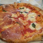 チーロ - ピザ   マルゲリータと生ハムのハーフ&ハーフで。