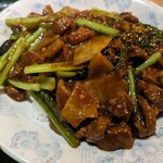 Shanhai ken - 牛肉と青梗菜的なのとクワイ？
                        シンプルな構成
                        メニュー名は「バラ肉」だが
                        赤身で筋の多い部位