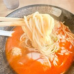 濃厚鶏ソバ 麺 ザ クロ - 麺はやわらかいストレート麺