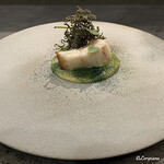 カーサ・デル・チーボ - 幸神目抜の鱗焼 新玉葱のソースと漉き昆布のフリット