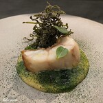 カーサ・デル・チーボ - 幸神目抜の鱗焼 新玉葱のソースと漉き昆布のフリット