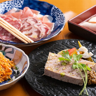 Specialties ◆ “Appetizer platter” that goes well with alcohol and special “earthen pot risotto”
