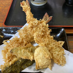 富士 - 内容はエビ天×2、さつまいも天、ピーマン天、海苔天です
      カラッと揚げられていて衣サクサクで美味しかったです