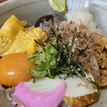 富士 - 温かいそばにしたからか、ゆで卵ではなくてだし巻き卵が載せられていました