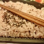 伝統食カフェ～楽膳～ - ごはんは古代米（黒米）入り、ごま塩まぶさるミャ